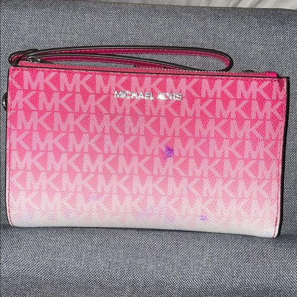 Michael Kors Dragon Fruit Large Wristlet 💕🤍